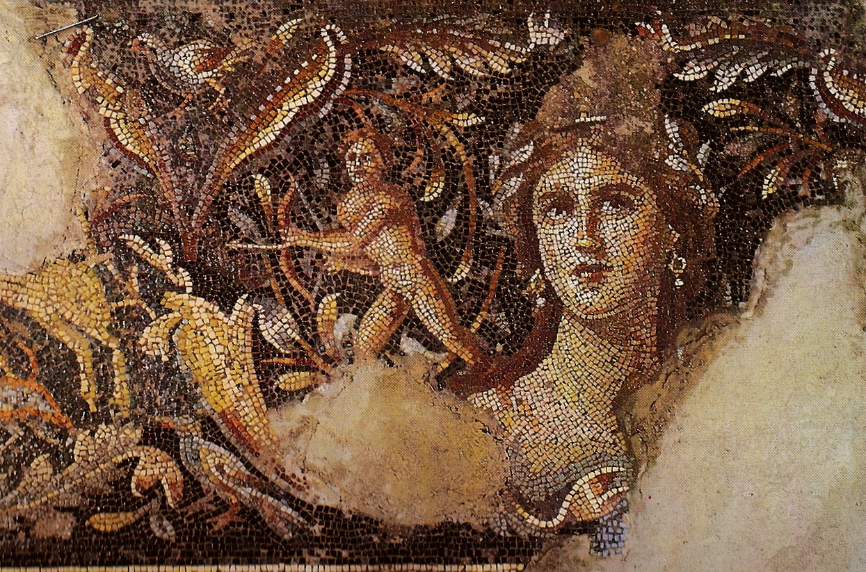 上图:著名的马赛克地板画「加利利的蒙娜丽莎」,位于拿撒勒北方6公里的Tzippori遗址。Tzippori是希律安提帕在加利利的首都,修建了罗马式剧场和许多豪宅,建筑业非常兴旺。传统认为这里是马利亚的老家,木匠约瑟和主耶稣很可能都在此打过工。