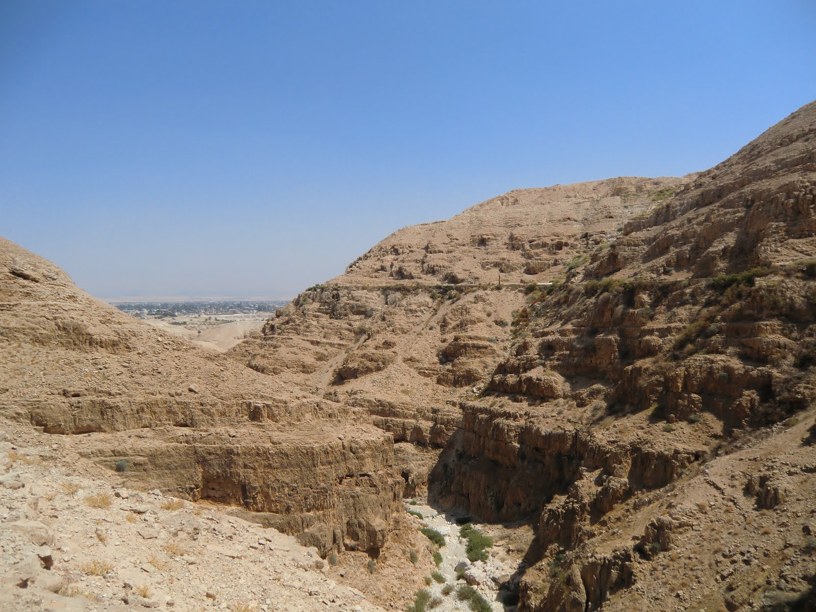 上图:从耶路撒冷下到耶利哥的路,一路上都很荒凉。