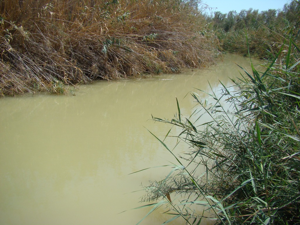 上图:约旦河下游含沙量很高,枯水期河水不宽也不深。施洗约翰就在这种地方施洗。