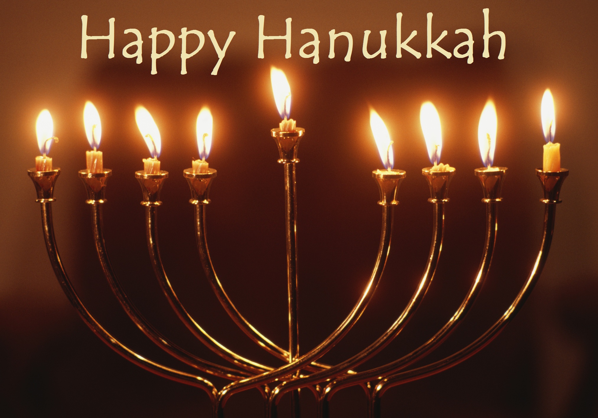 上图:光明节灯台Hanukkah menorah。主前168年,安提阿古四世强制推行希腊化,在圣殿里竖起宙斯祭坛,用猪献祭,并强迫犹太人吃猪肉,导致了马加比起义。犹大马加比收复耶路撒冷以后,下令洁净圣殿,庆祝八天「修殿节」。当时人们在圣殿里只找到一罐有大祭司封印的用于点燃金灯台的灯油,无论是制作还是去外地取来这种专门洁净过的灯油,都需要八天时间。但这罐只能燃用一天的灯油,竟然一直燃烧了八天。为纪念此事,修殿节最主要的仪式是点燃九枝灯台,中间的灯盏用来点燃其它八支灯盏,每天多点一枝,一直到第八天,所以「修殿节」也被称为「光明节」。
