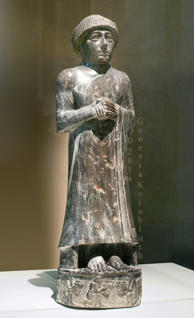 上图:吾珥出土的主前2110年宁吉尔苏(Ningirsu,即尼努尔塔Ninurta)神像,现藏于卢浮宫。这座雕像的底座反映了当时的习俗:胜利者把脚放在他的敌人的头上(书十24;诗一百一十1)。