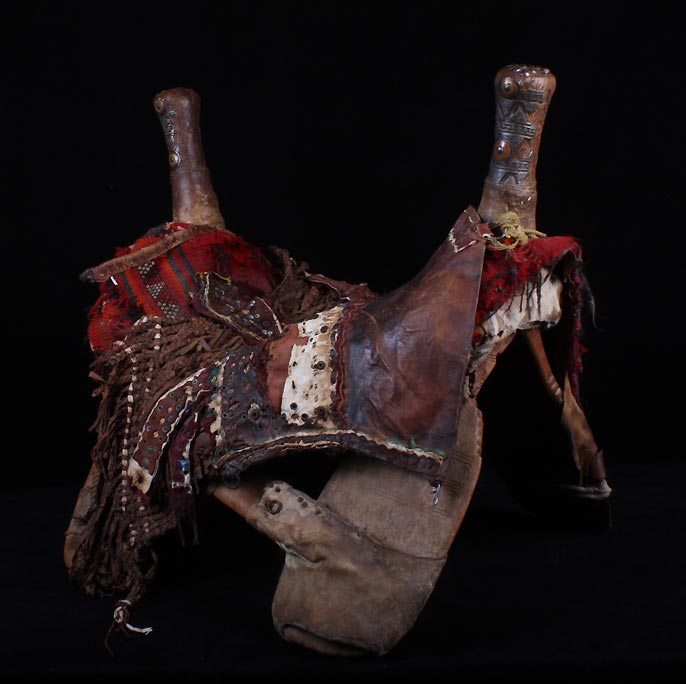 上图:贝都因人的「骆驼的驮篓」,是安放在骆驼背上的坐鞍,两端有口袋。