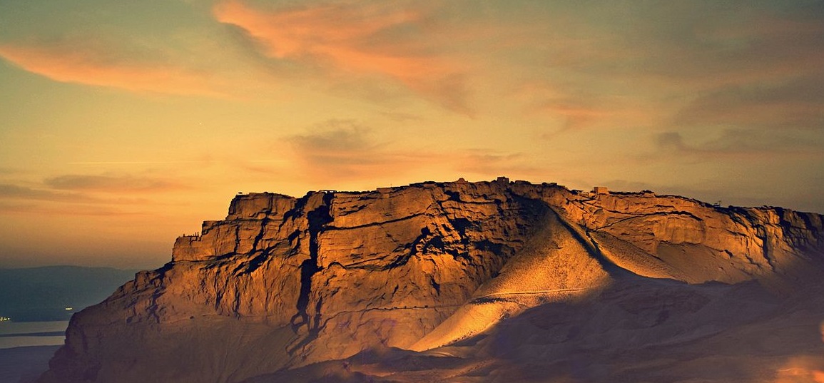 上图:世界遗产马萨达(Masada)是犹大旷野与死海交界处的一座岩石山顶,位于大卫躲藏的隐·基底(撒上二十三29)南边22公里。马萨达东侧悬崖高约450米,西侧悬崖高约100米,山顶平整,道路险峻,是以色列最有名的一个「高台」,也是大卫写诗时最容易联想到的「高台」(撒下二十二3)。