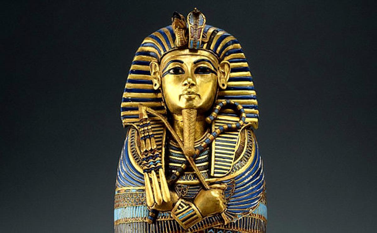 上图:古埃及第十八王朝图坦卡蒙法老(主前1332–1323年,Tutankhamun)手持的「圭」,就是象征王权的权杖(Scepter)。
