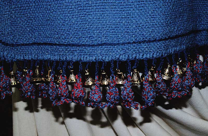 上图:在外袍周围的底边上一个金铃铛一个石榴。