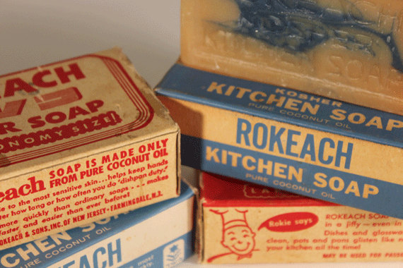 上图:犹太Kosher认证的厨房肥皂,用椰子油制作,以避免犹太人的餐具沾上动物脂油。