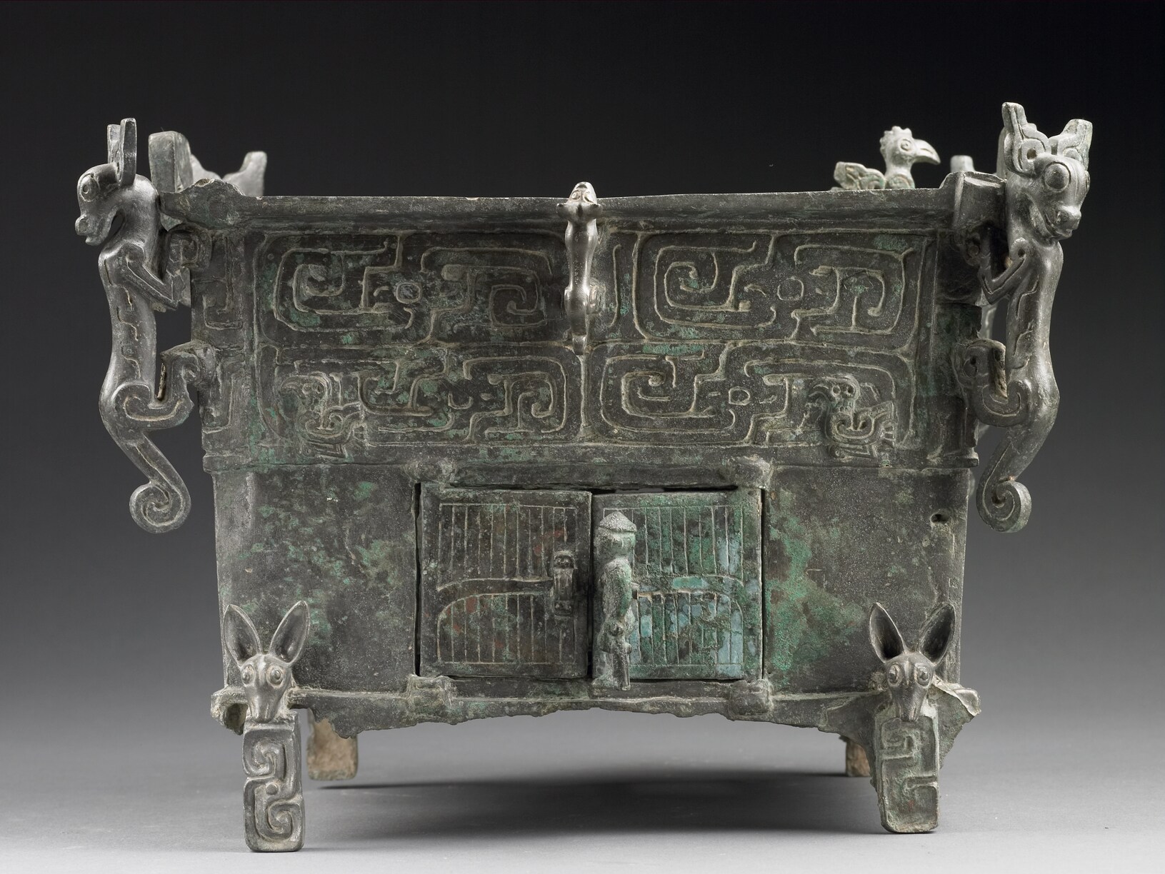 上图:西周中晚期的刖人守门方鼎,陕西宝鸡茹家庄出土。下层是盛炭火的炉膛,炉膛右门外看门的是一个被砍断脚的刖足者。刖刑是中国古代的一种酷刑,就是把脚砍掉。《尚书·吕刑》记载,周穆王(约主前976—922年在位)令吕侯修订《九刑》,称为《吕刑》,声称「无简不听,具严天威」,没有核实不能治罪,要敬畏上天的威严。所以如果感到案情可疑,就要从轻处治,用黄铜来赎五种刑罚:墨刑600两,劓刑1200两,刖刑3000两,宫刑3600两,死刑6000两。但如果真的可疑,根本就不应该判刑,所以这个冠冕堂皇的「赎」刑不过是国库空虚的周穆王的敛财之道。这个人付不出3000两,只好接受刖刑。相比之下,「以眼还眼,以牙还牙」(利二十四20)的原则不会给有钱有势者任何搞特权的机会。