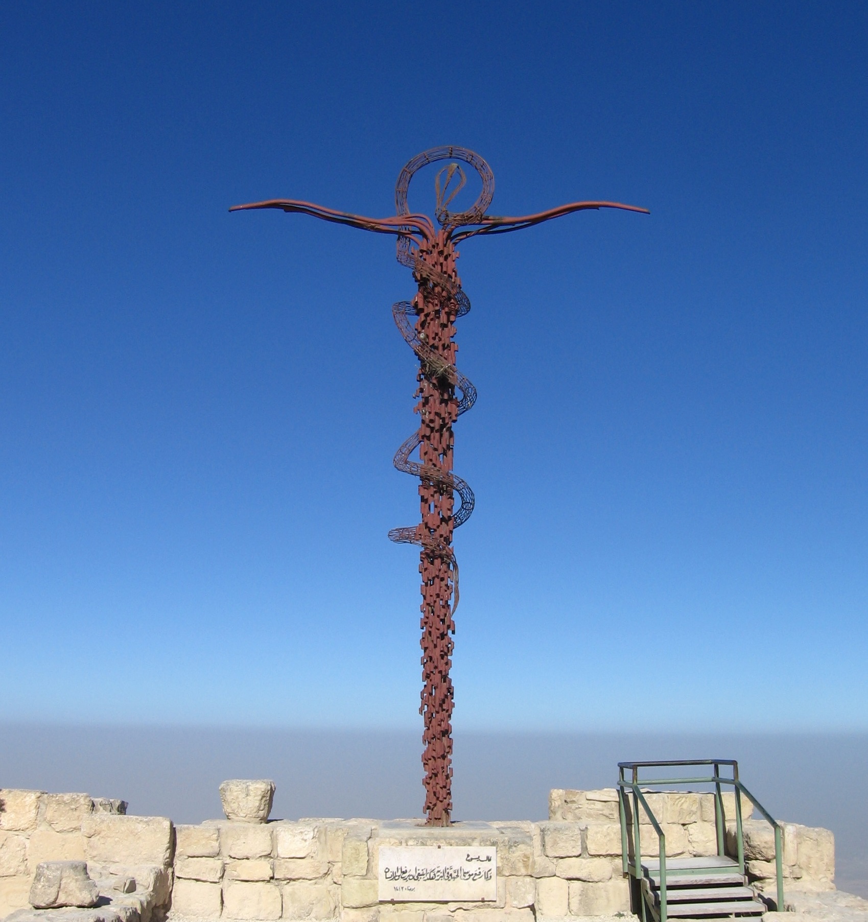 上图:尼波山上的铜蛇十字架,是意大利艺术家乔瓦尼·凡托尼(Giovanni Fantoni)的作品。