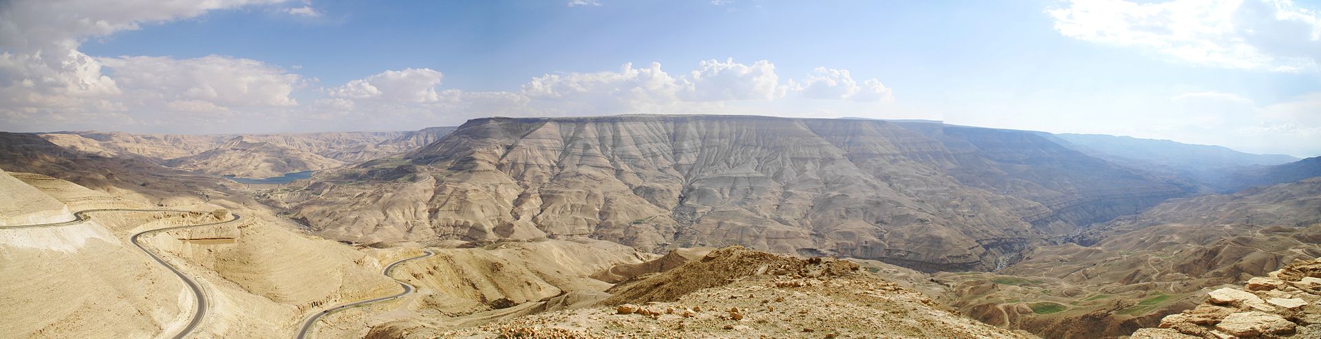 上图:亚嫩河就是现代约旦的Wadi Mujib旱溪,从东向西流入死海中部。左边是Al Mujib大坝,右边通往死海。
