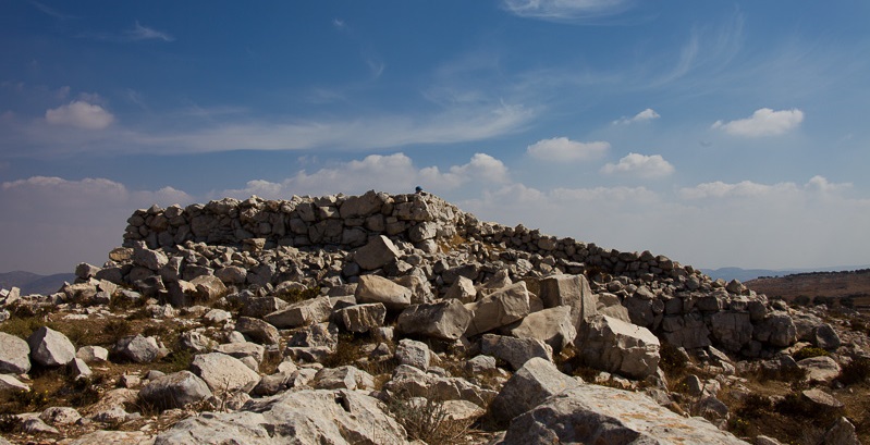 上图:约书亚进迦南后在以巴路山所建的祭坛(申二十七5;书八30),既没有用「凿成的石头」(出二十25),也没有用「台阶」(出二十26)。河东两个半支派在约旦河边照「耶和华坛的样式」(书二十二28)的坛,可能就是这个样式。