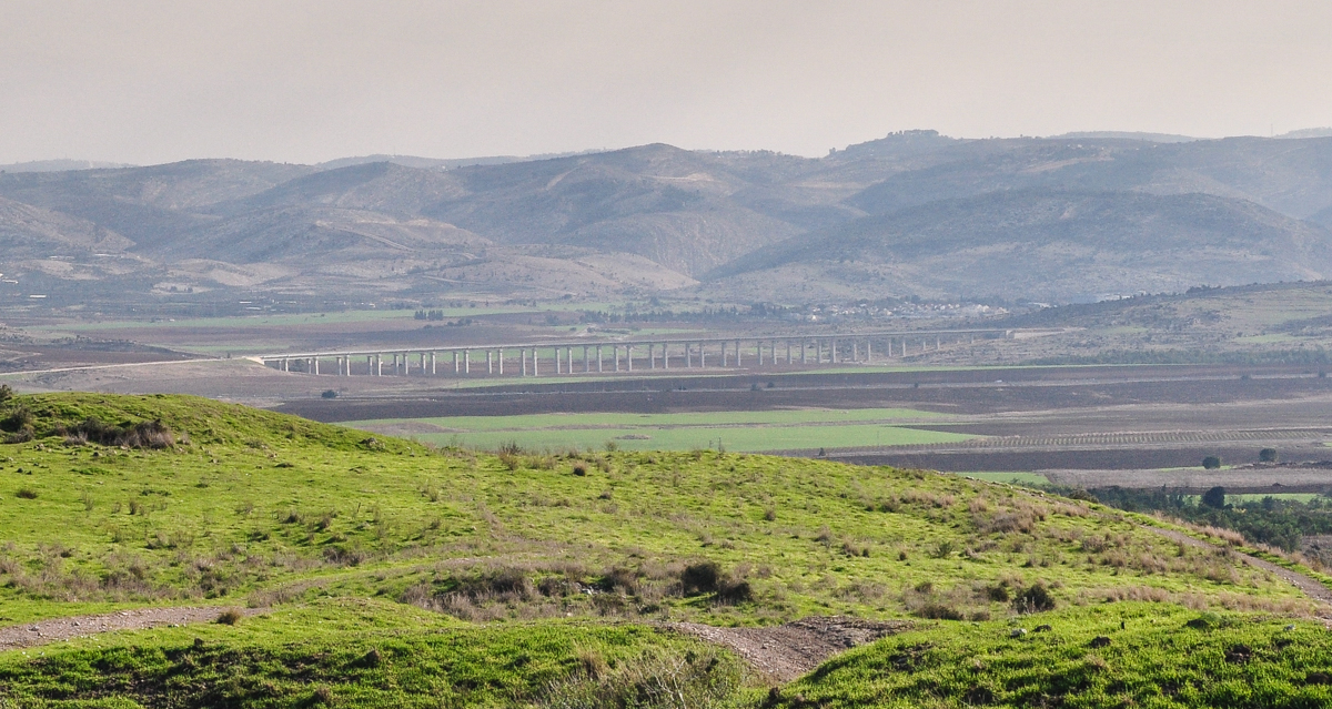 上图:连接耶路撒冷和特拉维夫的高速铁路桥穿过亚雅伦谷。