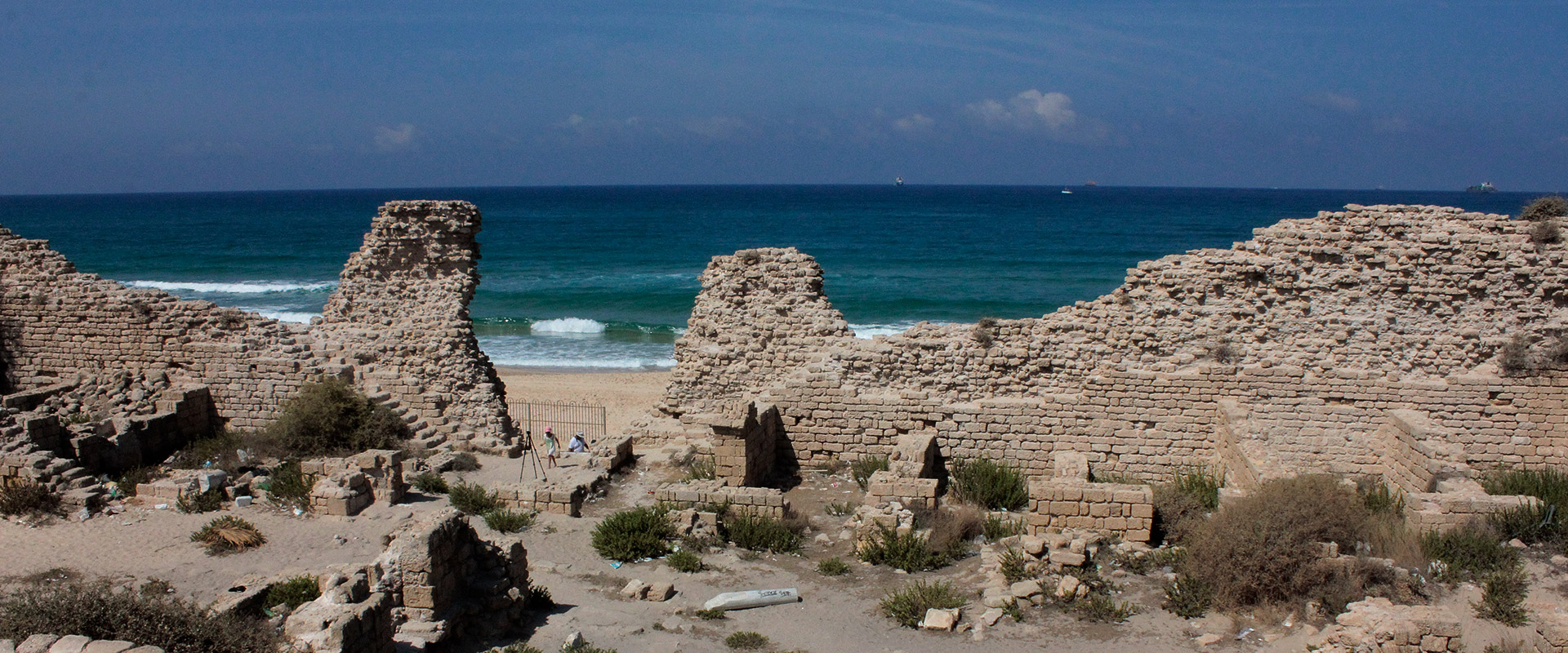 上图:位于地中海边的亚实突遗址。现代的亚实突已经成为以色列的第6大城市,亚实突港是以色列第一大港口。