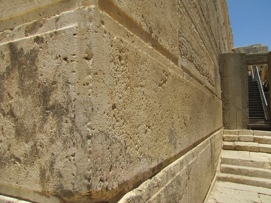 上图:圣殿山西南角的房角石,旁边的道路和台阶沿着圣殿山的南墙伸展,是主后1世纪的实物。这块希律时代的方形房角石(Herodian Ashlar Cornerstone)大约有33英尺长、7英尺宽、3英尺高,重约50吨。