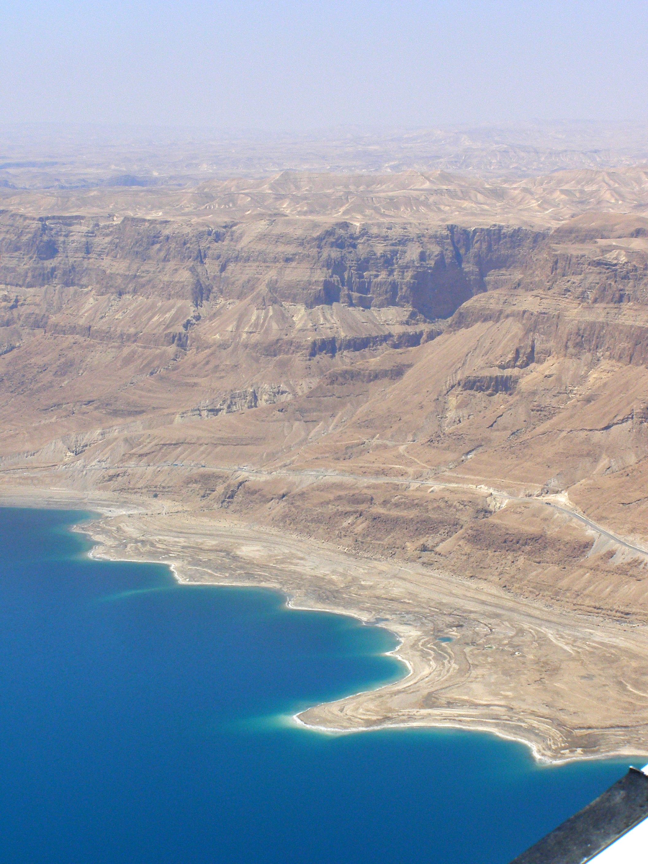 上图:约斯门(Jeshimon)是犹大旷野东边与死海接壤的带状地区,包括隐·基底。这个区域海拔迅速下降1000多米,气候干旱、地势崎岖,容易躲藏。