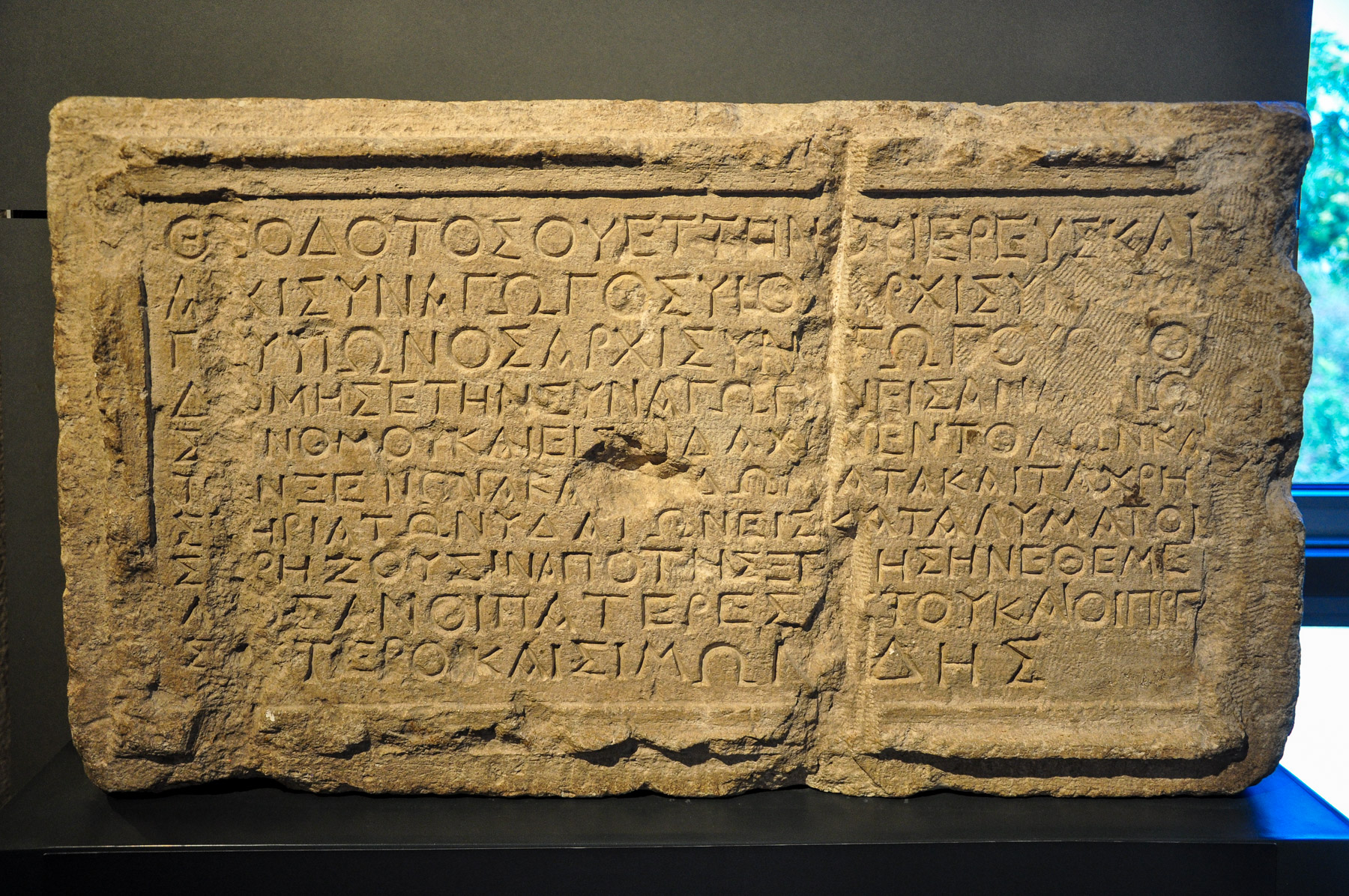 上图：耶路撒冷大卫城出土的主后1世纪Theodotus会堂铭文，上面用希腊文写着：「Theodotos......建造了这座会堂，用于阅读律法和研究戒律，并为国外来的人提供住宿和洁净......」。当时圣殿还在，耶路撒冷会堂的用途不是为了祷告或敬拜，而是为了学习圣经、接待国外来的朝圣者。根据犹太教律法，成年男人一天必须由10人以上聚集在一起祈祷三次，耶路撒冷以外的犹太会堂（synagogue）最早就是为了这个目的设立的，还用于公共活动、成人和学龄儿童的教育等。提摩太可能从小就在这样的会堂里学习圣经。