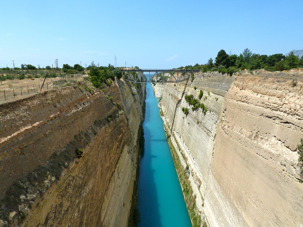 上图:哥林多运河(Corinth Canal)是横穿希腊哥林多地峡的运河,建于1893年,共长6.3公里,连接东部的塞隆尼海湾(Saronic Gulf)与西部哥林多湾(Gulf of Corinth ),船只可以不必多航行400公里、绕过伯罗奔尼撒半岛。