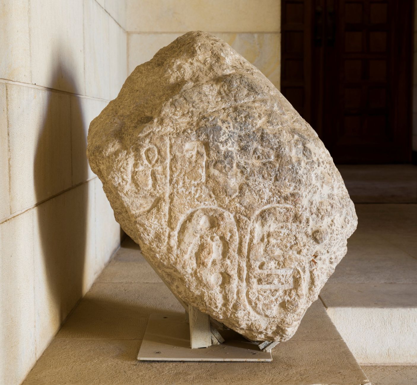 上图:米吉多出土的一块石头上,刻着埃及法老示撒的象形茧纹章(Cartouche)。这块石头可能是示撒攻占米吉多后的胜利纪念碑的一部分。