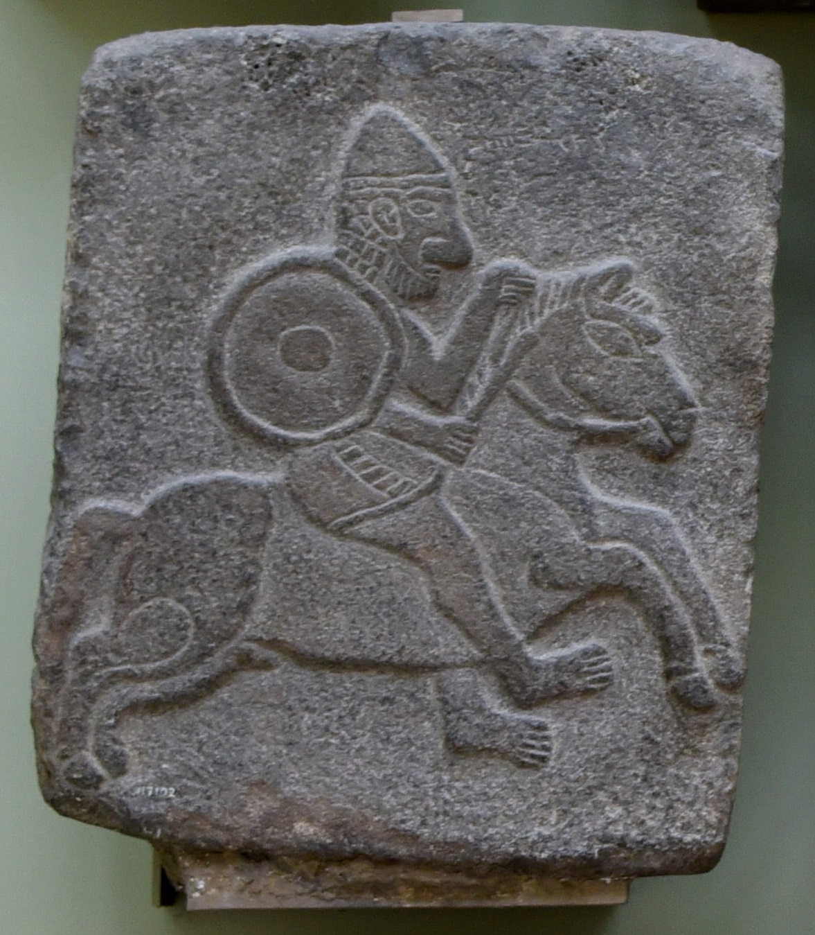 上图:主前10世纪的亚兰骑兵玄武岩浮雕,出土于叙利亚东北部的Tel Halaf。