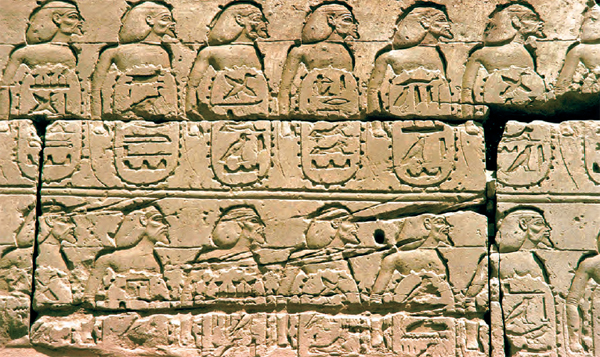 上图:在卡纳克神庙(Temple of Karnak)的Bubastite Portal大门浮雕上,刻着156个被示撒占领城镇的名单,这些城镇分布在南地、犹大、以色列和非利士。