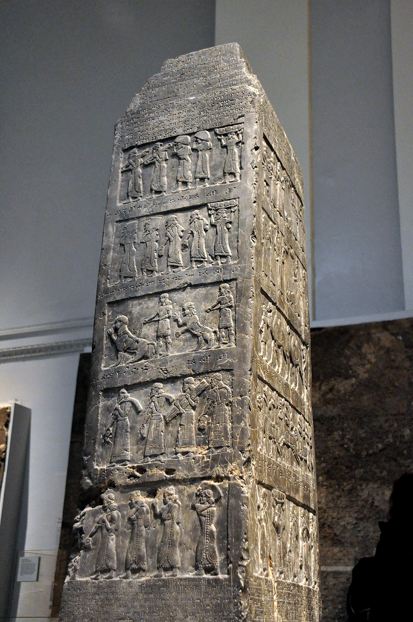 上图:主前841年左右撒缦以色三世的方尖碑(Black Obelisk of Shalmaneser III),现存于大英博物馆。这是迄今为止发现的最完整的亚述方尖碑,在一块黑色的石灰石上用浮雕和铭文记录了亚述王撒缦以色三世(Shalmaneser III,主前858-824年在位)的功绩。碑文上把以色列人称为「暗利之地的人民」。