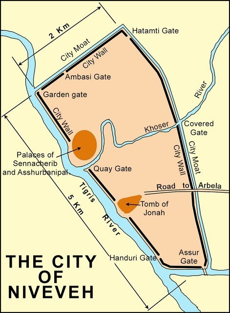 上图:尼尼微遗址图。目前发现的尼尼微遗址被周长12公里的砖砌城墙环绕,城墙高15米,沿着底格里斯河的城墙将近4公里。西边及南边有底格里斯河的天然保障,东边和北边有壕沟。底格里斯河的支流柯沙河(Khosr river)流经全城。巴比伦联军可能在柯沙河上设置水闸,蓄水冲毁城墙。