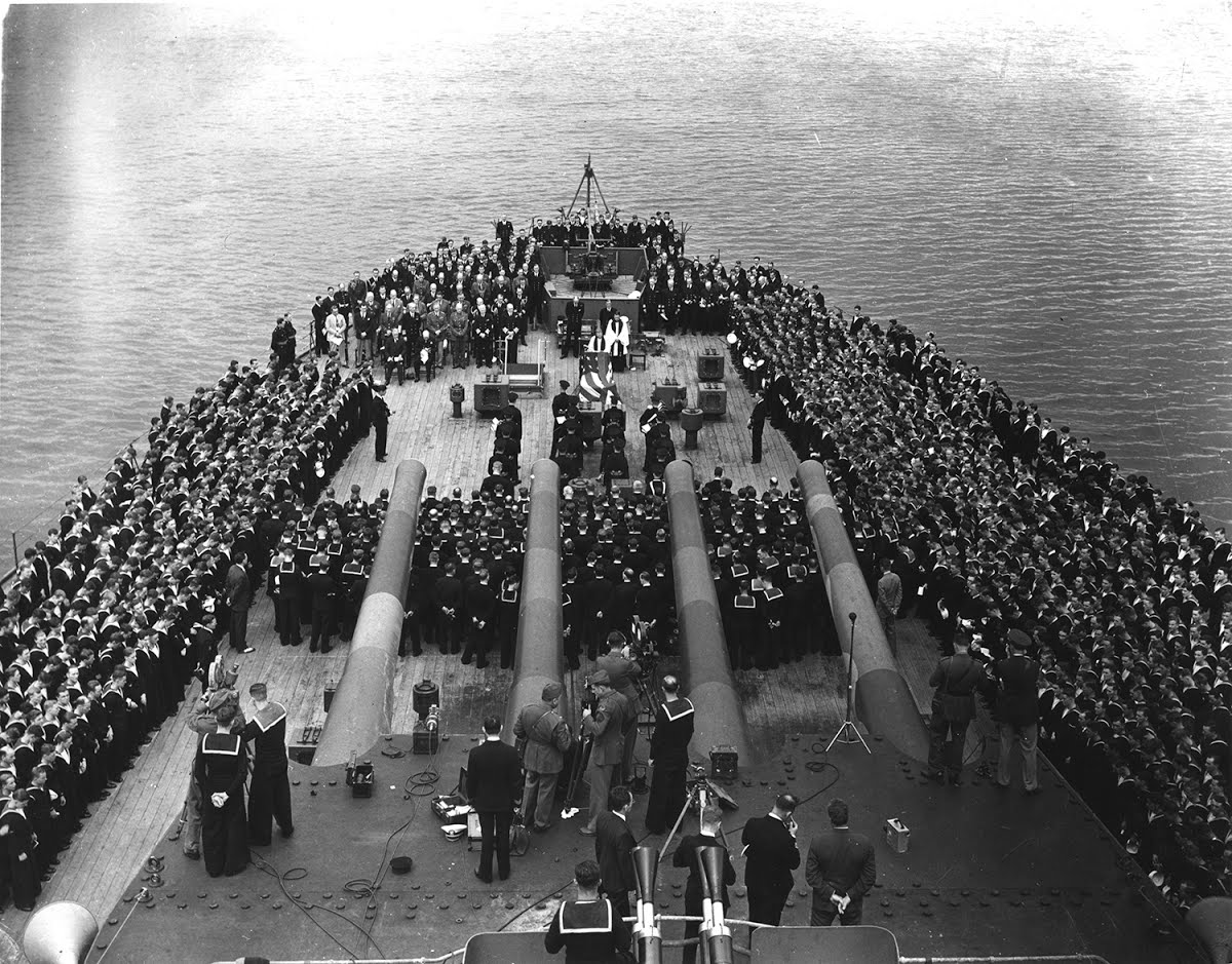 上图:1941年8月14日,当轴心国称霸欧亚的时候,美国总统罗斯福和英国首相丘吉尔在皇家海军威尔士亲王号(HMS Prince of Wales)上发表大西洋宪章(Atlantic Charter),给被纳粹占领的国家带来了盼望。他们在舰上参加主日崇拜时,颂唱由诗篇90篇改编的圣诗《神是我们千古保障》(Our God, Our Help in Ages Past)。同年12月,珍珠港事件爆发,美国正式参加第二次世界大战。《神是我们千古保障》也是丘吉尔葬礼上的圣诗。