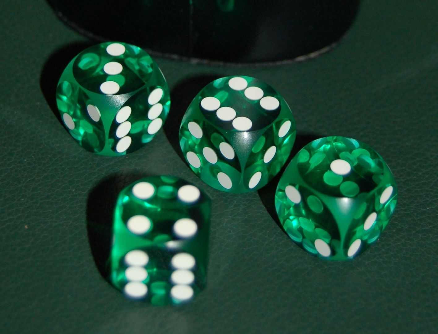 上图:1926年,爱因斯坦在给玻恩的信中写道:「我相信上帝不投骰子」。决定论从18世纪开始统治了科学界,科学在此基础上得到了巨大的发展。用牛顿力学算出的天体运动,对未来具有准确的预见性。因此许多人认为,世界就像一部钟,像钟表一样走动,未来的一切均已写好。