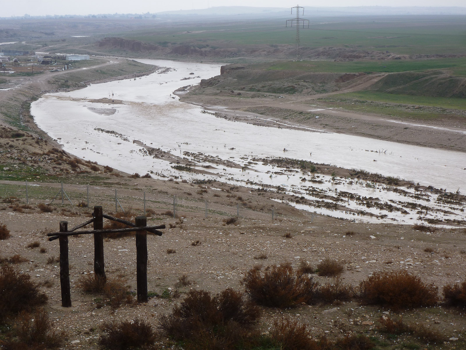 上图：2013年1月10日，雨后的别是巴河充满了水。