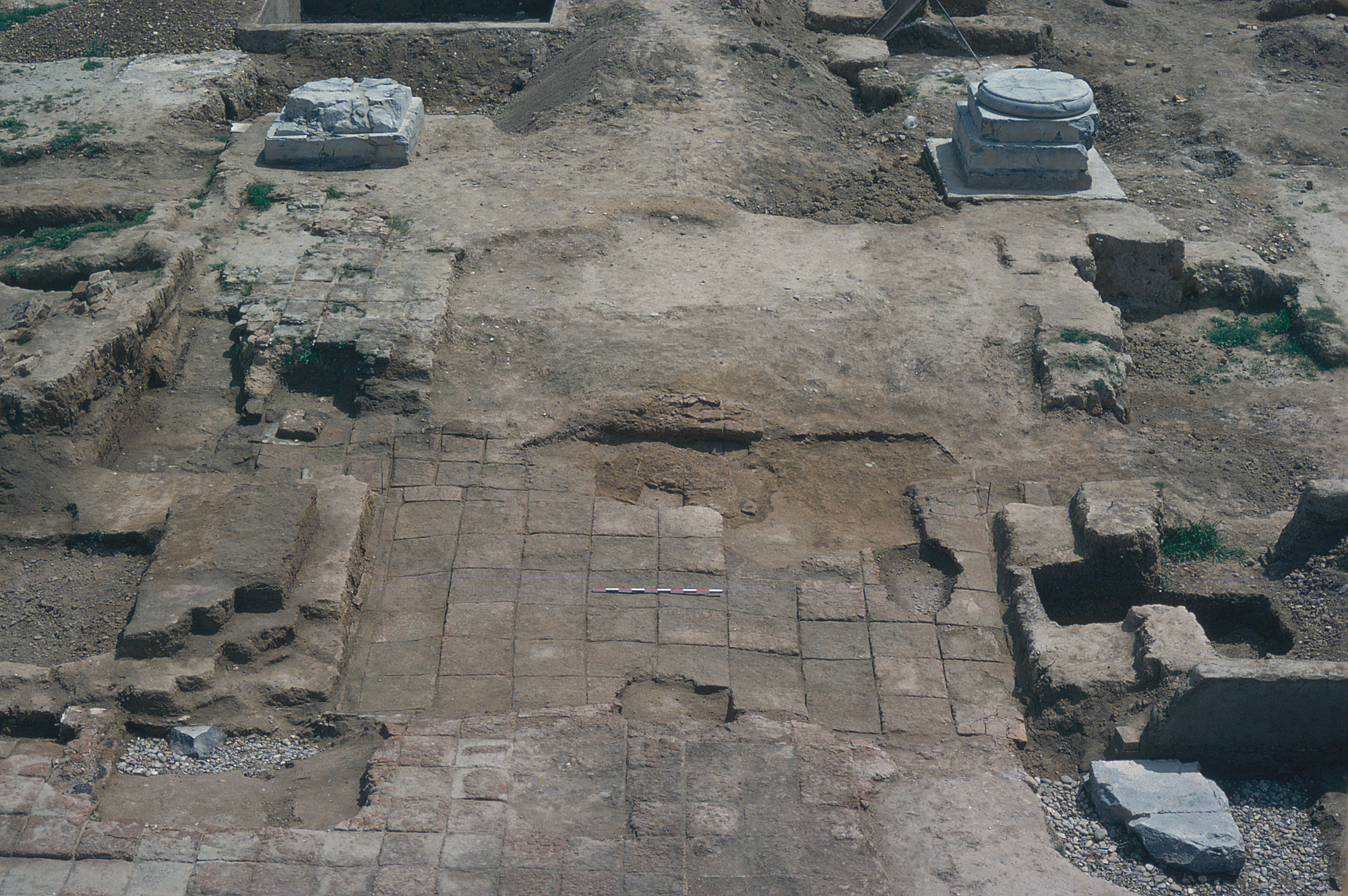 上图:大流士门中的两个立柱基石,两个柱子之间的距离超过7米。书珊波斯王宫东面的大流士门遗址,可能就是末底改所任职的朝门(斯二19;三2;四2;五9;六10)。这是一个1120平方米的泥砖建筑,位于大厅(apadana)的东侧。可能是由大流士一世提议,亚哈随鲁建造的。